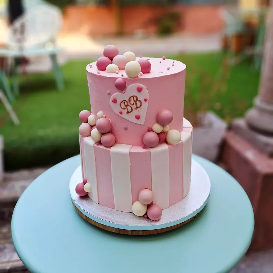 Cakes designe Barbie sur table devant gazon vert