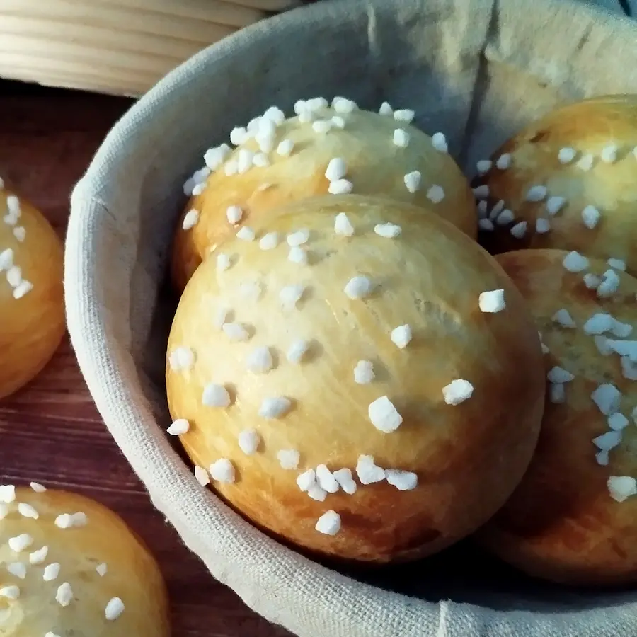 brioches au sucre dans paniere