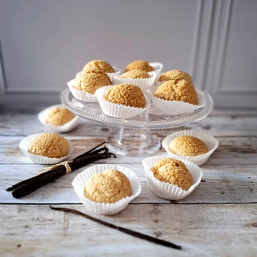 Choux craquelin sur un présentoir