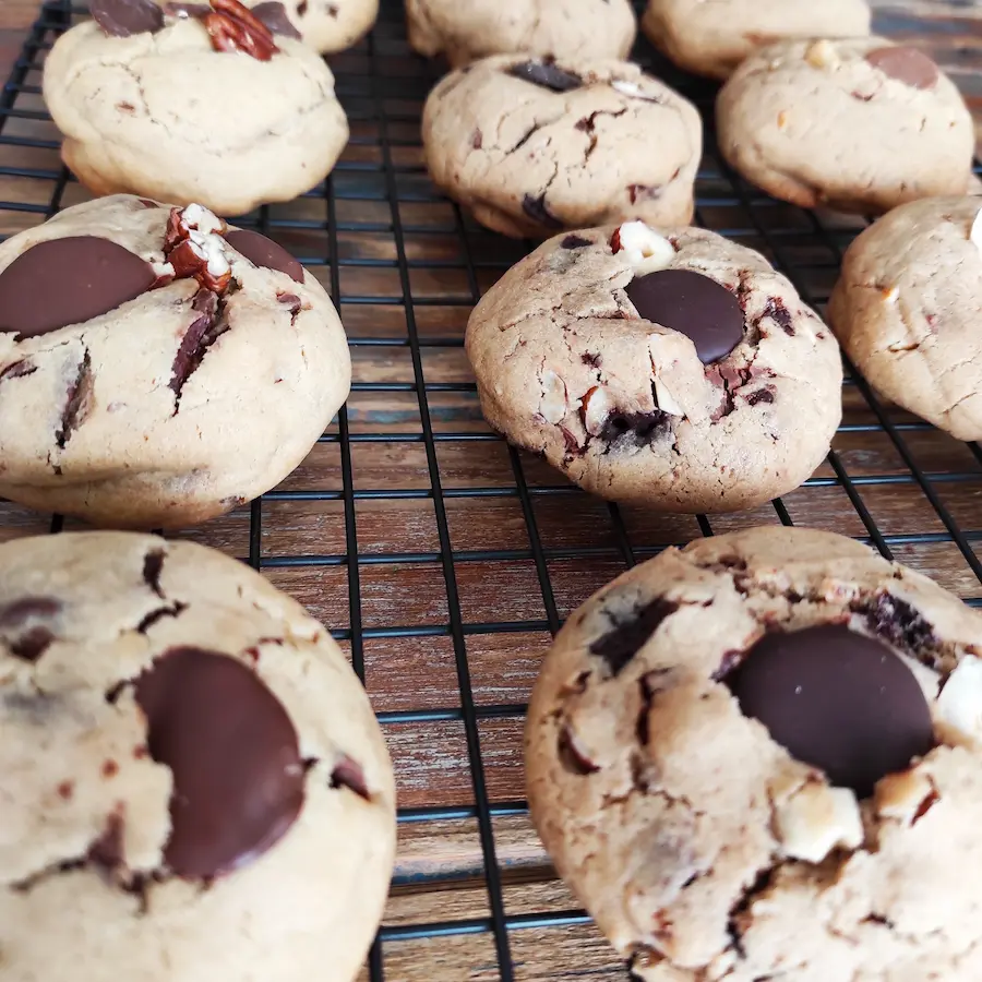 cookies noir sur une grille