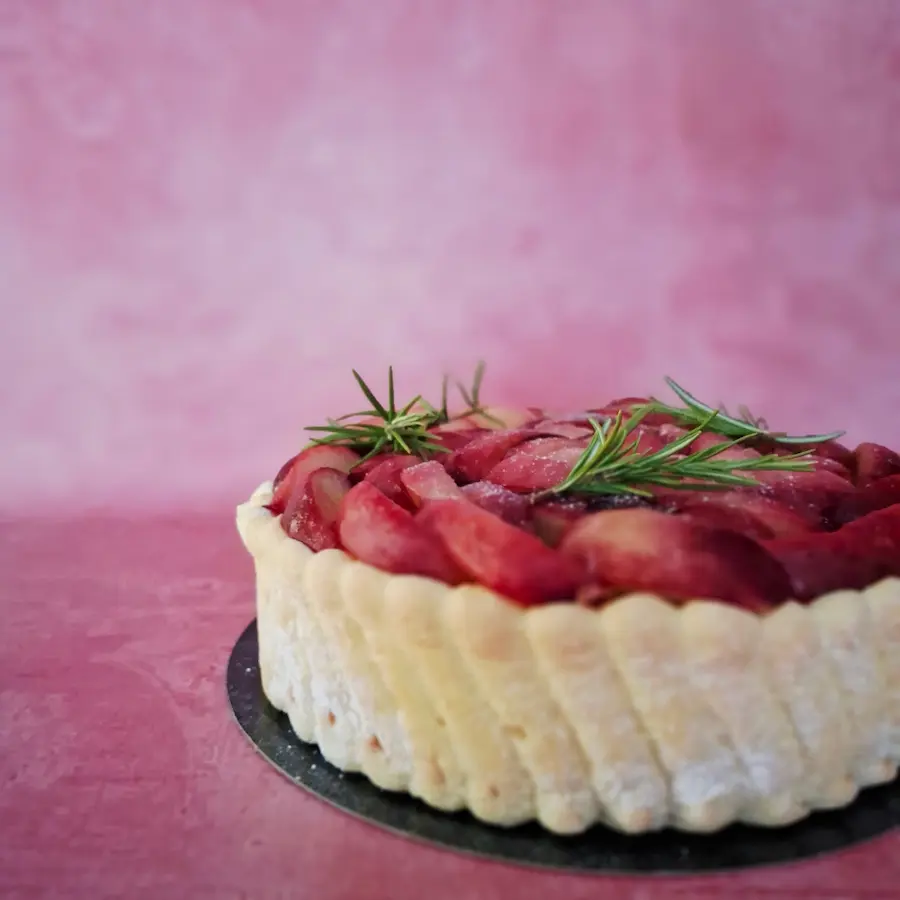 charlotte abriocts pêches sur fond rose