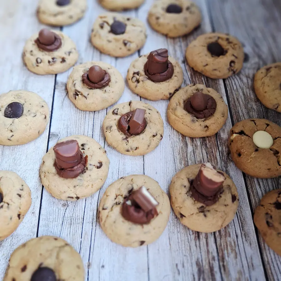 Cookies mixtes sur table en bois