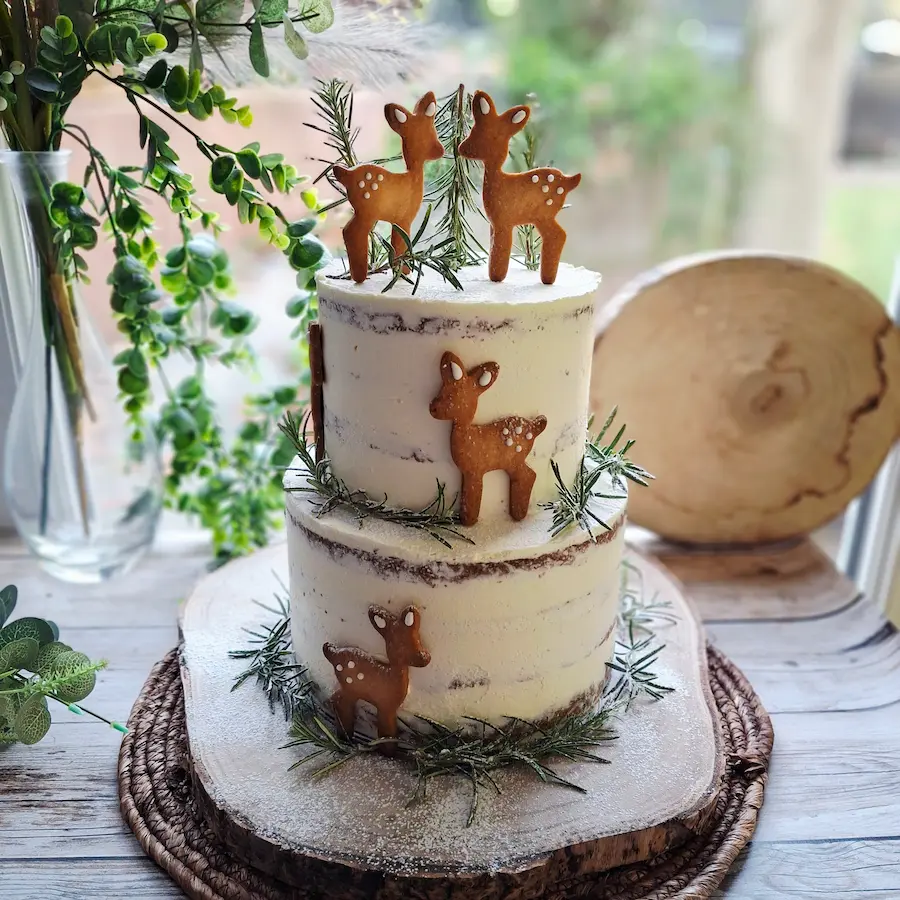 Cake design faon posé sur rondin de bois