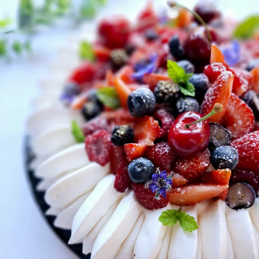 Pavlova garni de fruits rouges