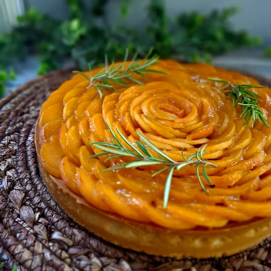 Tarte abricot sur une table