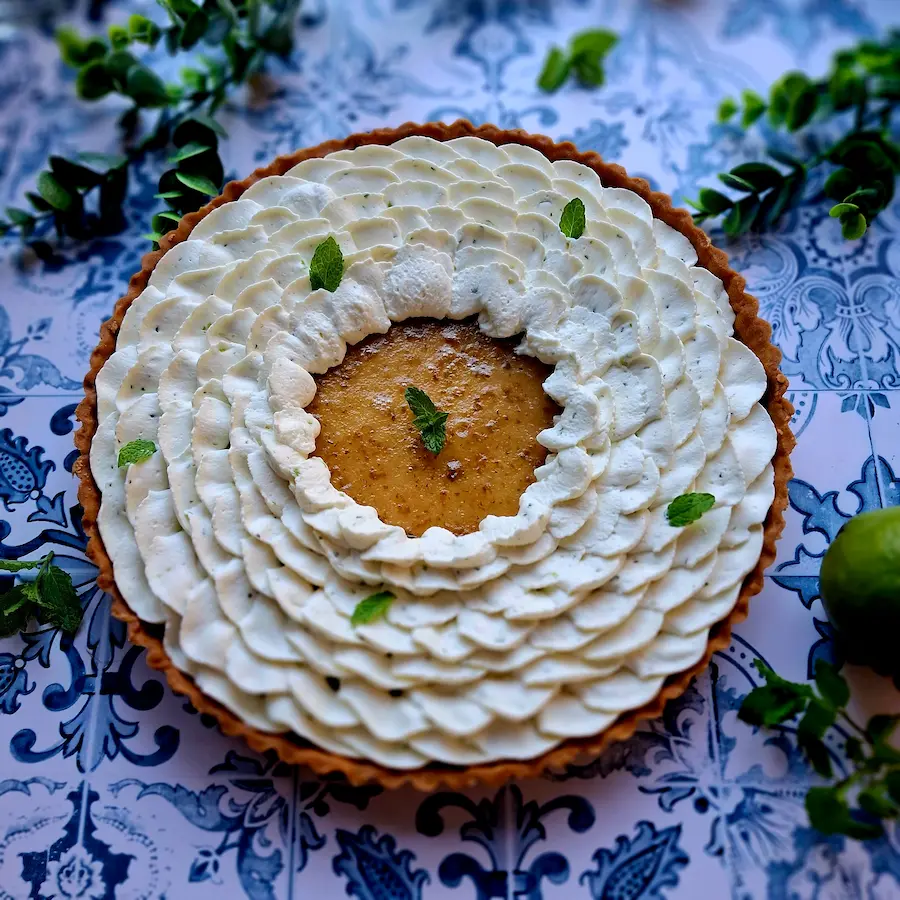 Tarte mojito sur une table