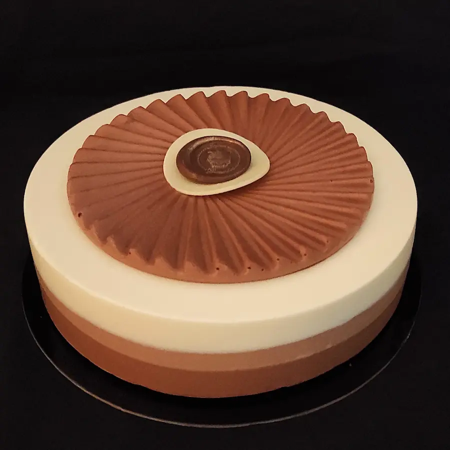 Trois chocolats sur une table