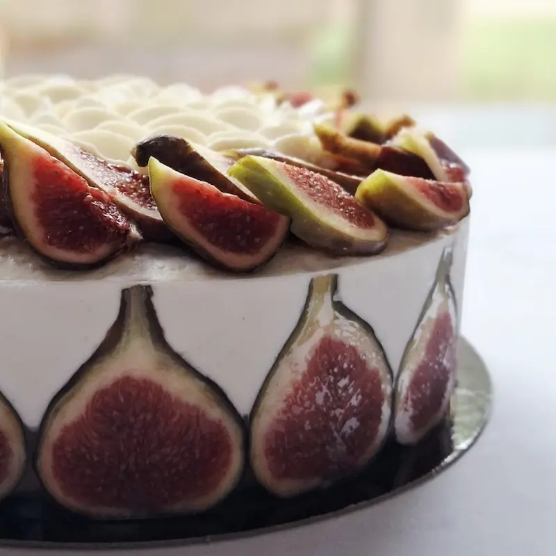 Figuier façon fraisier sur table en marbre